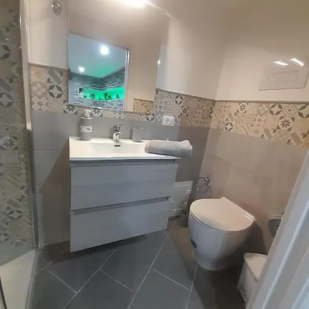 House Under Arch Nyaraló